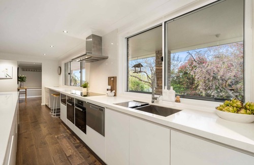 Calare House | Ultimate Orange: Ideal Family Retreat with Pool & Spa
