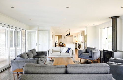 Calare House | Ultimate Orange: Ideal Family Retreat with Pool & Spa