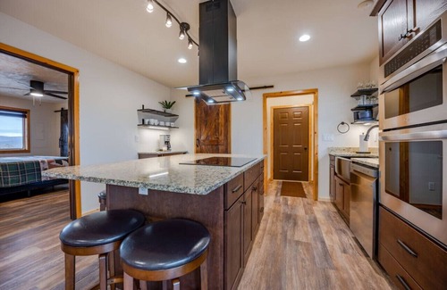 Buena Vista House | Private Retreat with Spa & Breathtaking Views Await