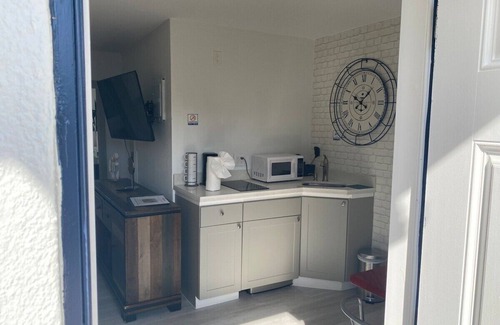 Lauderdale-by-the-Sea Apartment | Beachfront Studio Retreat: Relax in Lauderdale By The Sea