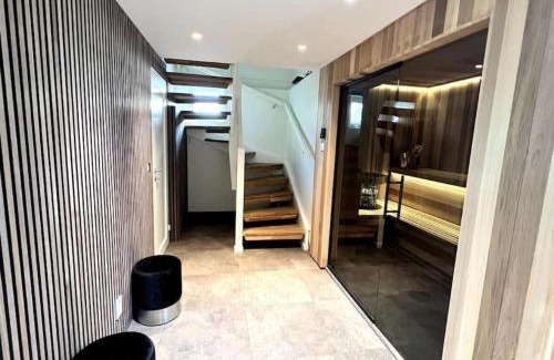 Molndal Apartment | Elegant Oceanfront Apartment with Private Beach Access