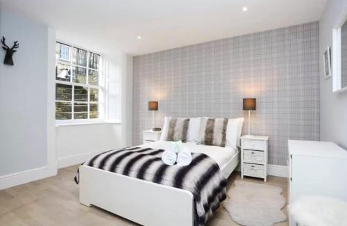 West End Apartment | Modern Apartment Steps from Princes St - Family Friendly