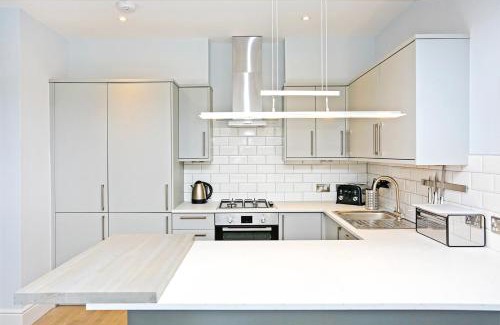 West End Apartment | Modern Apartment Steps from Princes St - Family Friendly
