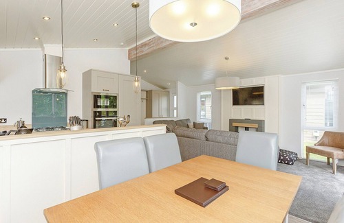 Aysgarth Ski Chalet | Spacious Lodge with Spa, Breakfast & Family-Friendly Amenities