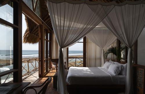 Tanjungbenoa Villa | Oceanfront Uluwatu Surf Shack: 4-Star Stay with Views