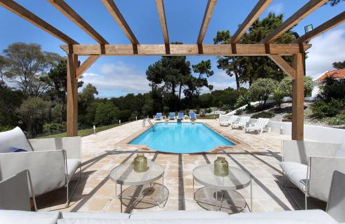Charneca de Caparica e Sobreda Villa | Beachfront Retreat with Pool and Child-Friendly Amenities
