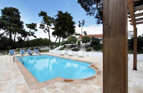 Charneca de Caparica e Sobreda Villa | Beachfront Retreat with Pool and Child-Friendly Amenities