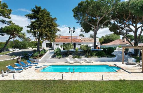 Charneca de Caparica e Sobreda Villa | Beachfront Retreat with Pool and Child-Friendly Amenities