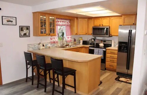Mountain Home House | Remarkable Umbrella J Getaway: Pet-Friendly 4 Bedroom Retreat