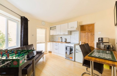 Northfield Apartment | Comfortable Umbrella Properties Apartment in Birmingham
