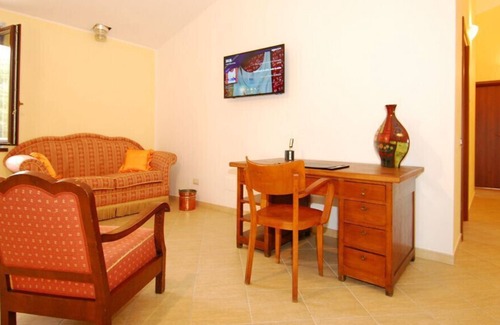 Lidarno Apartment | Umbrian Hills Flat: Garden Retreat with Free Parking
