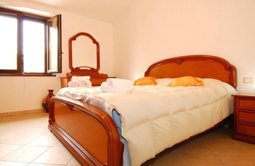 Lidarno Apartment | Umbrian Hills Flat: Garden Retreat with Free Parking