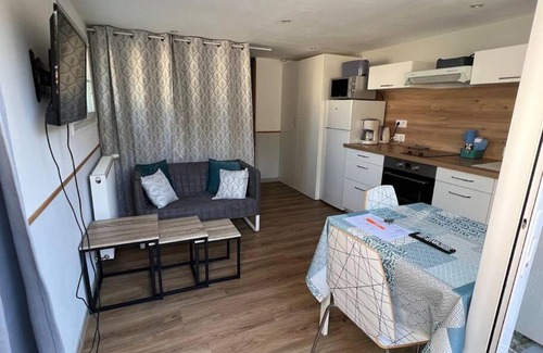 Francueil Apartment | Relaxing Independent Studio with Pet-Friendly Amenities