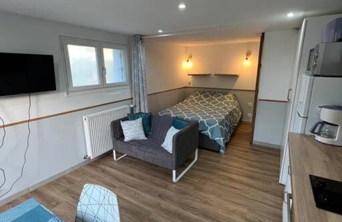 Francueil Apartment | Relaxing Independent Studio with Pet-Friendly Amenities