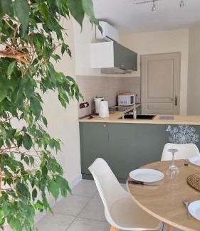 Orange House | Un air de provence avec piscine disponible seulement en fin de journée - À 5min de l'A7 et A9