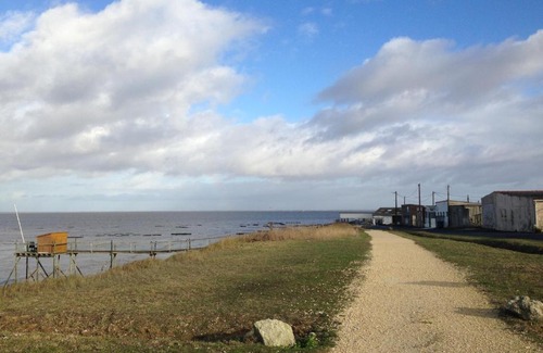 Marsilly Bed & Breakfast | Un Banc au Soleil: 4-Star Retreat with Ocean Views