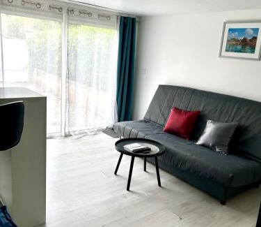 Villeneuve Apartment | Discover Un Coin en Provence: Oceanfront Pool Paradise