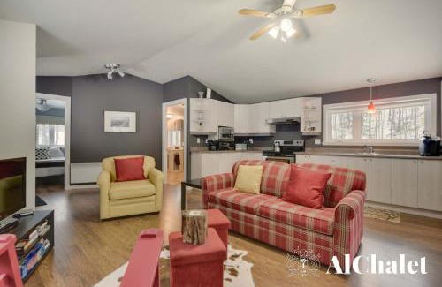 Saint-Raymond Ski Chalet | Cozy Retreat for Couples at Un coin pour deux Hotel