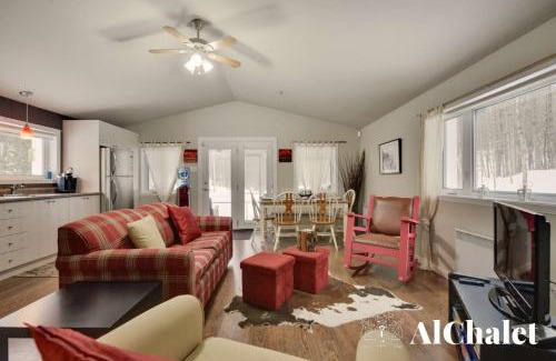 Saint-Raymond Ski Chalet | Cozy Retreat for Couples at Un coin pour deux Hotel