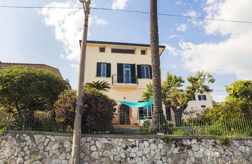 Gaeta Apartment | Experience Scenic Comfort at Un letto a Gaeta Apartments