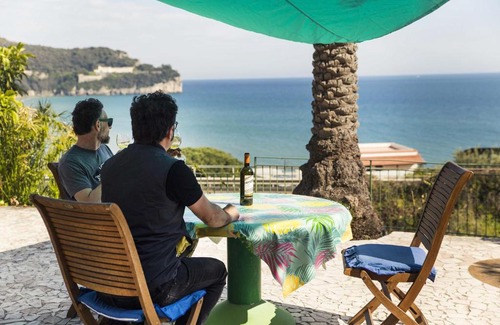Gaeta Apartment | Experience Scenic Comfort at Un letto a Gaeta Apartments