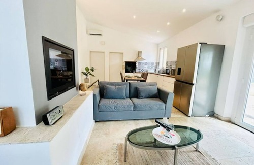 Cavillargues House | Peaceful Loft Retreat for Family Vacations & Pet Lovers