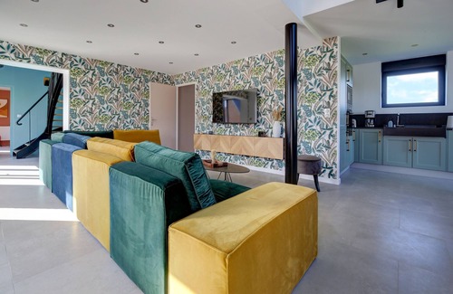 Boue House | Cozy Getaway - Maison with Jacuzzi and Sauna Retreat