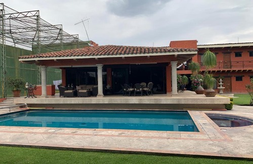 Cocoyoc House | Tranquil Family Retreat with Pool and Pet-Friendly Amenities