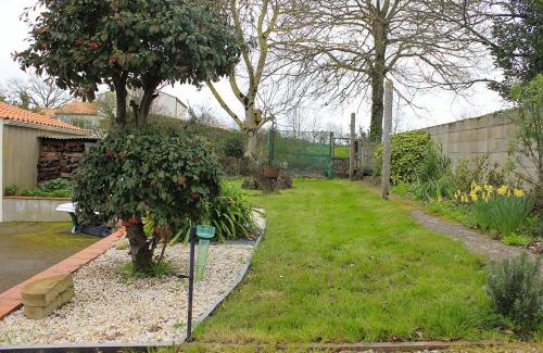 Saint-Maixent-sur-Vie House | Charming Retreat in Saint-Gilles - Child-Friendly Escape