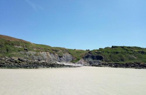 Saint-Etienne-au-Mont House | Experience a Relaxing Stay at la Roulotte with Ocean Views