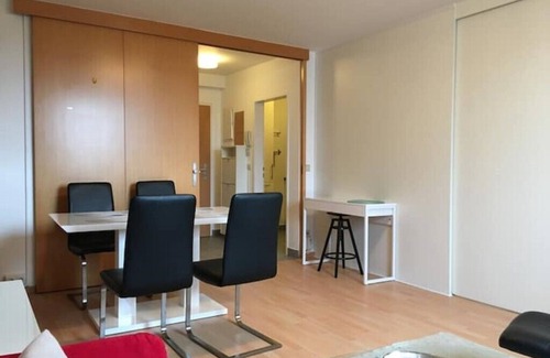 Kaisermuhlen Apartment | Cozy Un-vic U-bahn Apartment with Family-Friendly Amenities
