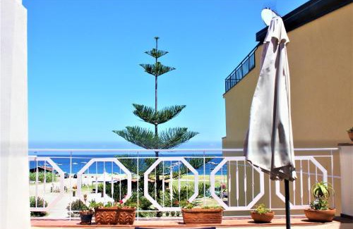 San Giorgio Apartment | Cozy Una Araucaria sul Mare with Oceanfront Views