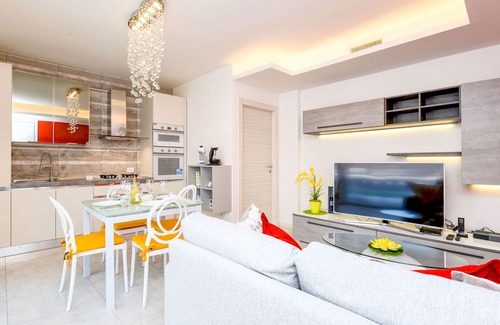San Benedetto di Lugana Apartment | Discover Una Terrazza sul Lago with Oceanfront Views