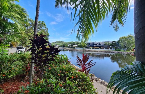 Trinity Beach Apartment | Exceptional Ocean View Hotel with Pool and Kitchen Amenities