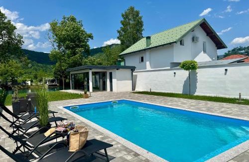 Bihac Villa | Unavis Residence: Guest Rated 9.8, Oceanfront Paradise Awaits