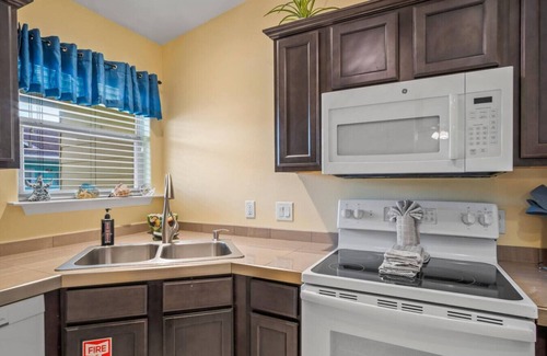 Port Aransas Condo | Premier Port Aransas Getaway Near the Beach with Pool