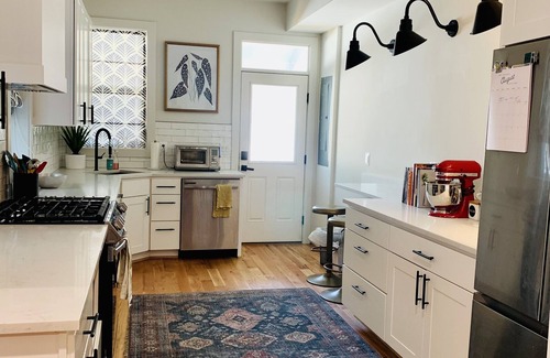 Northeast House | Prime Location on The Hill with Spa and Breakfast Included