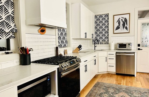 Northeast House | Prime Location on The Hill with Spa and Breakfast Included