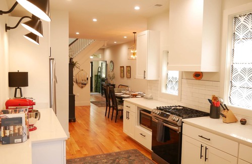 Northeast House | Prime Location on The Hill with Spa and Breakfast Included