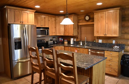 Harbor Village Cabin | Unmatched Ocean View: Hot Tub, Arcade & 10/10 Rating