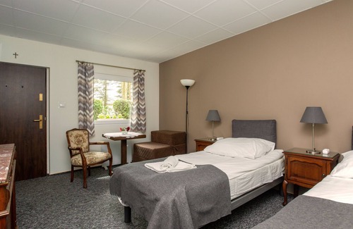 Niepolomice Hotel | Relaxing Under Oak: Spacious Rooms with Breakfast Available