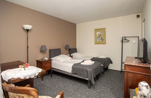 Niepolomice Hotel | Relaxing Under Oak: Spacious Rooms with Breakfast Available