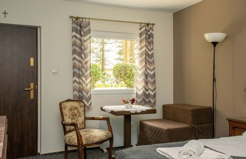 Niepolomice Hotel | Relaxing Under Oak: Spacious Rooms with Breakfast Available