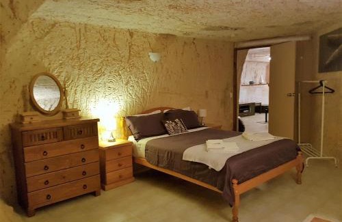 Coober Pedy Apartment | Discover the Underground Gem: Pet-Friendly Retreat