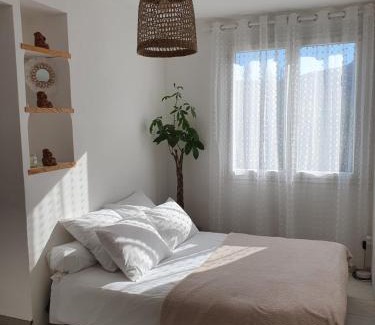 Sollies-Toucas Apartment | Cozy Retreat in Bali - Child-Friendly and Guest Rated 9.5