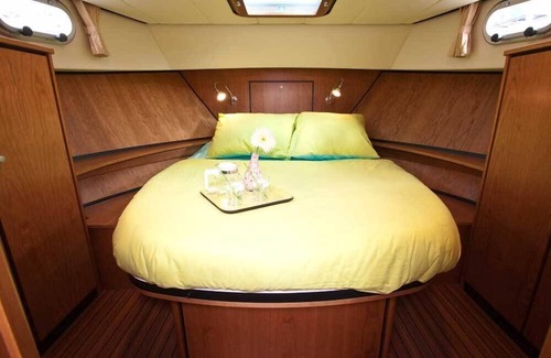 Accolay Boat Rental | Enjoy a Memorable Stay at Une Nuit à Bord Hotel
