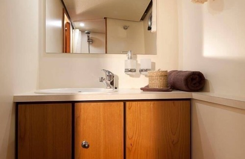 Accolay Boat Rental | Enjoy a Memorable Stay at Une Nuit à Bord Hotel