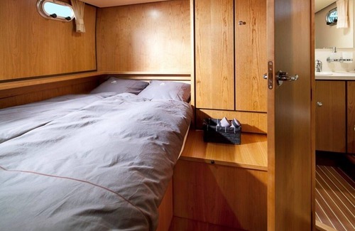 Accolay Boat Rental | Enjoy a Memorable Stay at Une Nuit à Bord Hotel