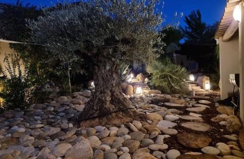 Aix-en-Provence Villa | Discover Une Oasis au Pays de Cézanne with Oceanfront Luxury