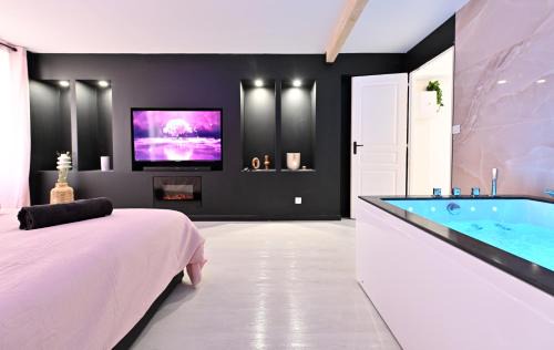 Sens Apartment | Romantic Retreat with Spa and Hot Tub Amenities